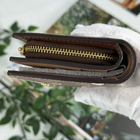 SOLD💕 Coach X Peanuts Snap Wallet In Signature Canvas With Snoopy Print CBN32 - Picture 10 of 15